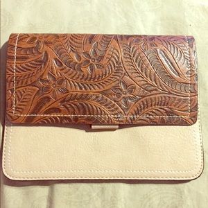 NWOT adorable clutch.